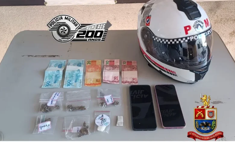 A Polícia Militar de Assis prendeu um homem de 31 anos por tráfico de drogas e receptação de veículo com queixa de apropriação indébita. Confira detalhes.