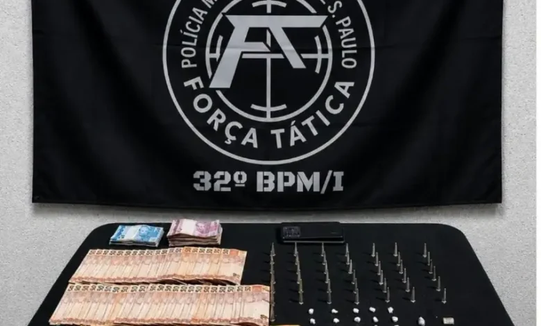 Durante patrulhamento de rotina, a Força Tática prendeu um jovem de 25 anos com diversas porções de entorpecentes em Cândido Mota. Confira os detalhes.