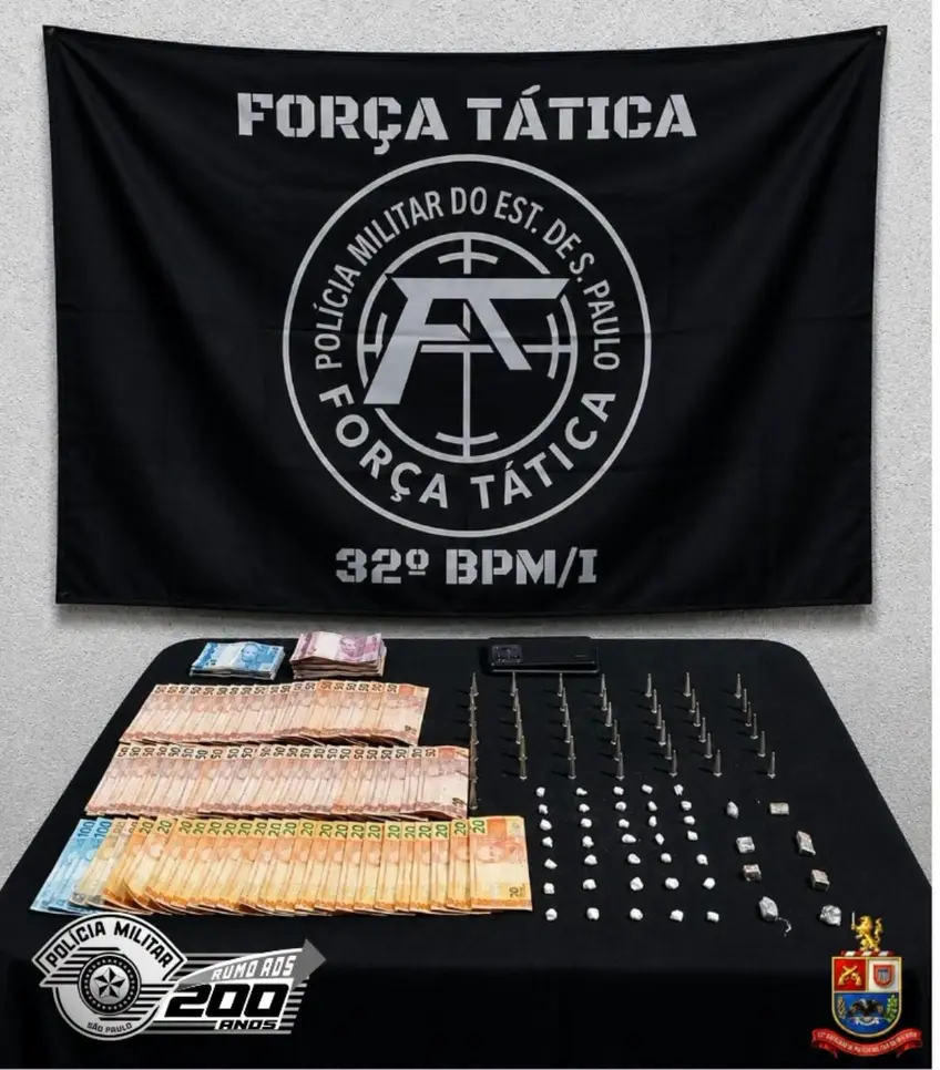 Durante patrulhamento de rotina, a Força Tática prendeu um jovem de 25 anos com diversas porções de entorpecentes em Cândido Mota. Confira os detalhes.