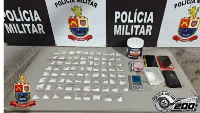 Casal é preso por tráfico de drogas em Ibirarema 2 Policiais militares realizaram a prisão em flagrante de um casal por tráfico de drogas em Ibirarema. Apreensão inclui cocaína e itens para venda.