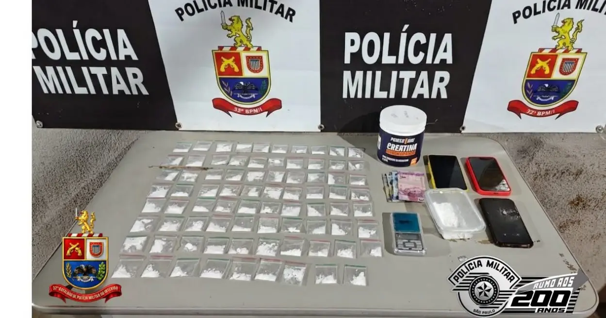 Policiais militares realizaram a prisão em flagrante de um casal por tráfico de drogas em Ibirarema. Apreensão inclui cocaína e itens para venda.
