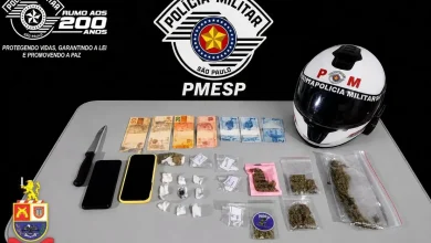 Dois homens foram detidos pela Polícia Militar em Assis com porções de maconha e dry. Veja os detalhes da operação e apreensão realizada nesta quinta-feira.