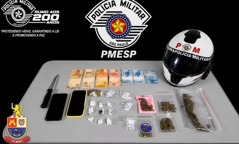 Dois homens foram detidos pela Polícia Militar em Assis com porções de maconha e dry. Veja os detalhes da operação e apreensão realizada nesta quinta-feira.