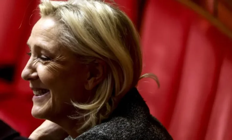 Após decisão judicial reduzir sua pena, Marine Le Pen oficializa sua candidatura à presidência da França, prometendo mudanças significativas na política nacional.