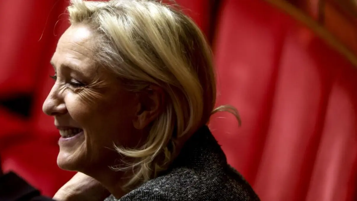 Marine Le Pen confirma candidatura à presidência da França 6 Após decisão judicial reduzir sua pena, Marine Le Pen oficializa sua candidatura à presidência da França, prometendo mudanças significativas na política nacional.
