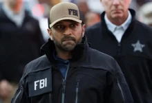 Em uma ofensiva sem precedentes, o FBI neutralizou mais de 100 espiões estrangeiros, a maioria ligada à China, protegendo a segurança nacional americana.