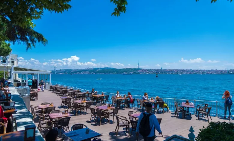 Decisão da Turquia de vetar navio de cruzeiro LGBTQ+ sob alegação de 'valores familiares' provoca protestos internacionais e acende alerta no turismo.