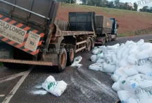 Uma carreta perdeu 24 toneladas de carga de fertilizantes na rodovia em Assis, causando bloqueio parcial e mobilização das equipes de segurança no local.
