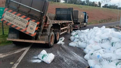 Acidente com carreta espalha 24 toneladas de fertilizante em Assis 3 Uma carreta perdeu 24 toneladas de carga de fertilizantes na rodovia em Assis, causando bloqueio parcial e mobilização das equipes de segurança no local.