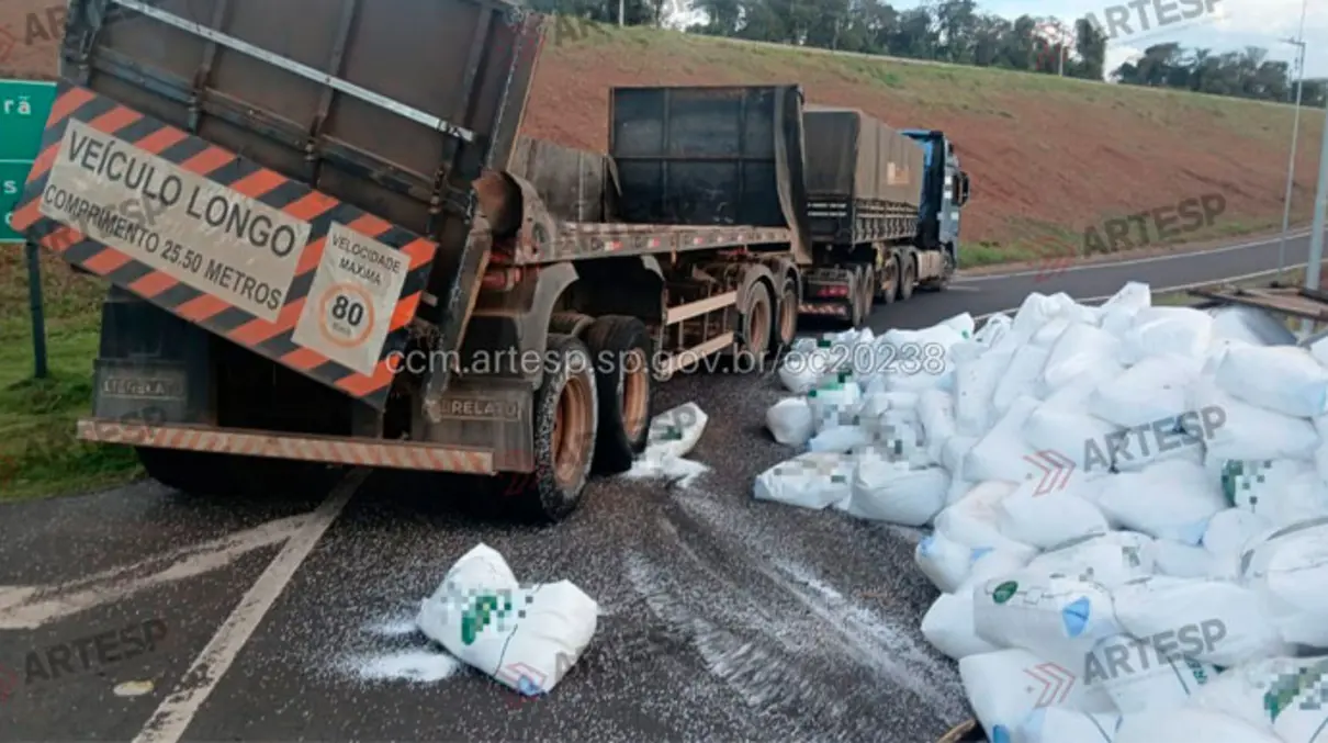 Uma carreta perdeu 24 toneladas de carga de fertilizantes na rodovia em Assis, causando bloqueio parcial e mobilização das equipes de segurança no local.