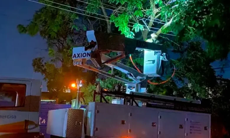 Um forte vendaval atingiu Florínea, derrubando árvore e rompendo a rede elétrica. Equipes trabalham no reparo para restabelecer a energia na região.
