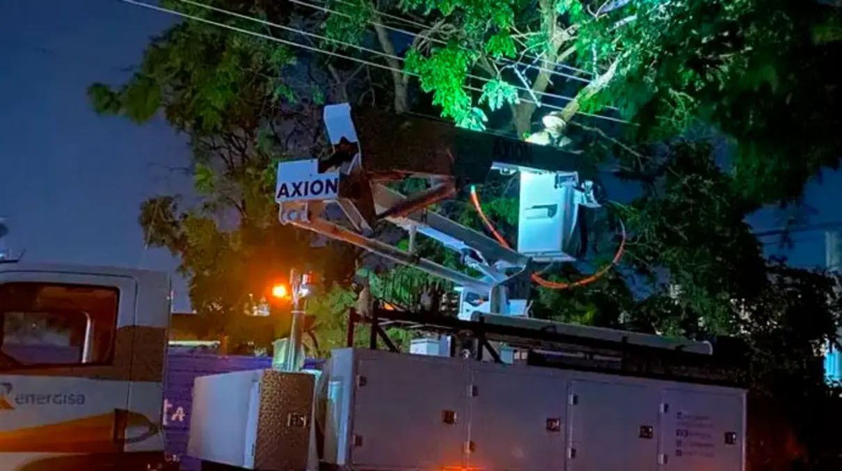 Vendaval em Florínea deixa moradores sem energia após queda de árvore 6 Um forte vendaval atingiu Florínea, derrubando árvore e rompendo a rede elétrica. Equipes trabalham no reparo para restabelecer a energia na região.