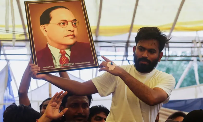 Conheça a história de Abhijeet Dipke, o jovem que se tornou o rosto da mobilização da Geração Z em protestos marcantes na Índia.