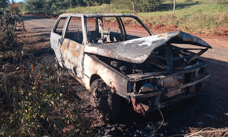 Carro é Destruído por Fogo Atrás do Centro de Convergência 1 Fiat Uno Consumido pelo Fogo 10