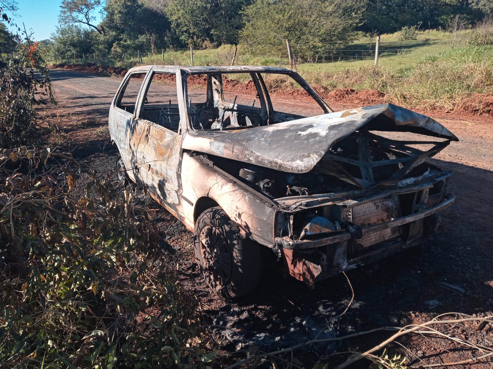 Carro é Destruído por Fogo Atrás do Centro de Convergência 6 Fiat Uno Consumido pelo Fogo 10