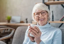 Pesquisa recente revela que mulheres com mais de 60 anos são as mais satisfeitas com a vida. Descubra os motivos por trás dessa fase de plenitude.