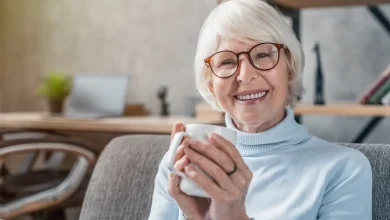 Pesquisa recente revela que mulheres com mais de 60 anos são as mais satisfeitas com a vida. Descubra os motivos por trás dessa fase de plenitude.