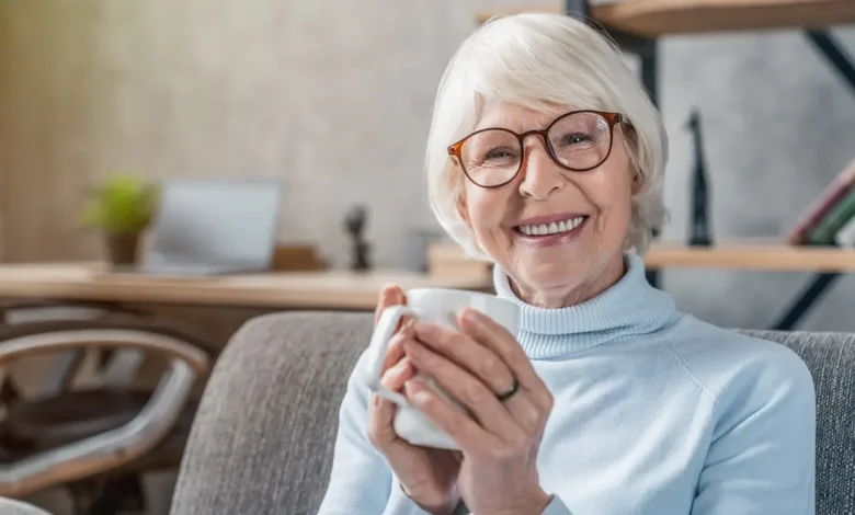 Pesquisa recente revela que mulheres com mais de 60 anos são as mais satisfeitas com a vida. Descubra os motivos por trás dessa fase de plenitude.