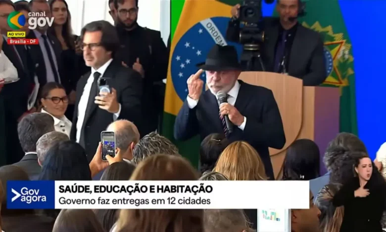 O presidente Lula causou repercussão ao usar um gesto obsceno durante discurso sobre as necessidades da população pobre. Confira os detalhes aqui.
