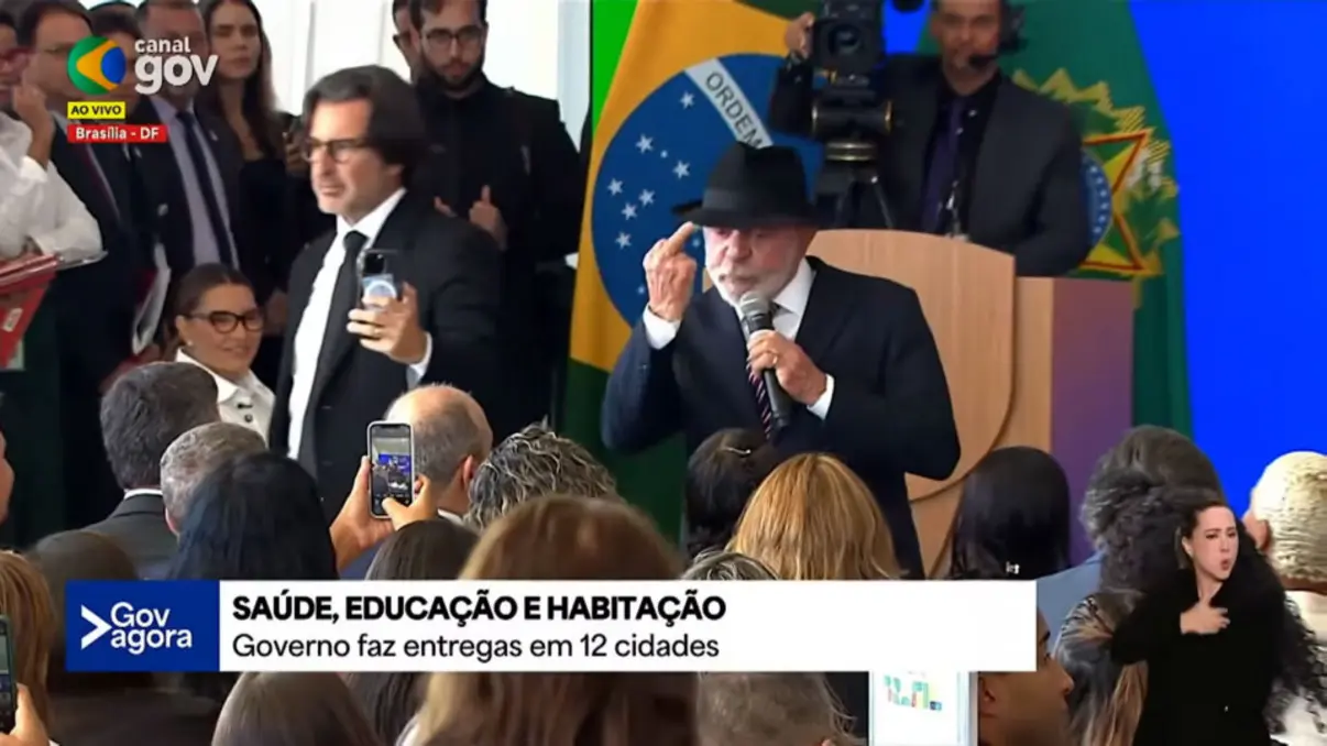 Lula gera polêmica ao usar gesto obsceno em discurso 6 O presidente Lula causou repercussão ao usar um gesto obsceno durante discurso sobre as necessidades da população pobre. Confira os detalhes aqui.