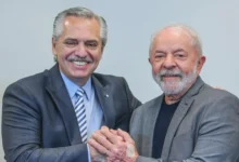O ex-presidente argentino Alberto Fernández declarou apoio a Lula, rotulando Milei e Bolsonaro de forma contundente em meio à crise política regional.