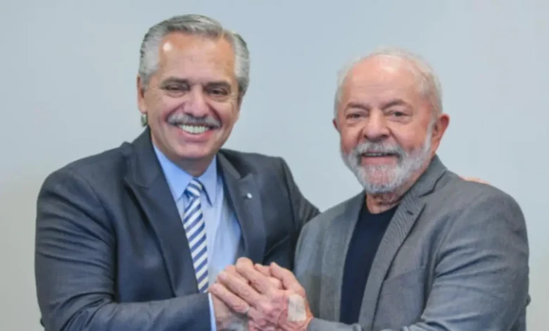 O ex-presidente argentino Alberto Fernández declarou apoio a Lula, rotulando Milei e Bolsonaro de forma contundente em meio à crise política regional.