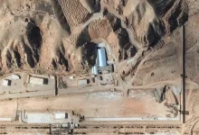 Imagens de satélite revelam reconstrução em Parchin, complexo nuclear iraniano ligado a antigos programas de armamentos. Entenda o impacto geopolítico.
