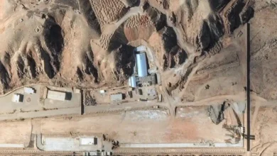 Imagens de satélite revelam reconstrução em Parchin, complexo nuclear iraniano ligado a antigos programas de armamentos. Entenda o impacto geopolítico.