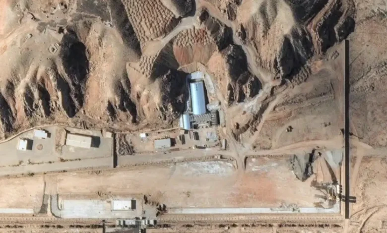 Imagens de satélite revelam reconstrução em Parchin, complexo nuclear iraniano ligado a antigos programas de armamentos. Entenda o impacto geopolítico.