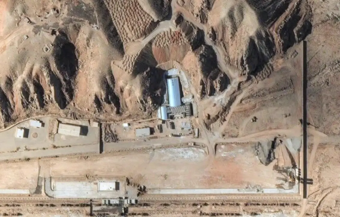 Imagens de satélite revelam reconstrução em Parchin, complexo nuclear iraniano ligado a antigos programas de armamentos. Entenda o impacto geopolítico.