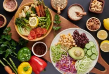 Descubra os três alimentos essenciais consumidos por pessoas que alcançam os 100 anos. Melhore sua saúde com hábitos alimentares baseados na longevidade.