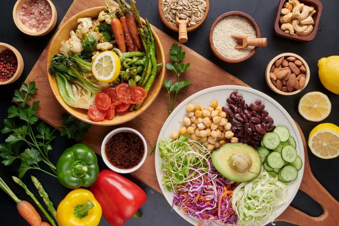 Descubra os três alimentos essenciais consumidos por pessoas que alcançam os 100 anos. Melhore sua saúde com hábitos alimentares baseados na longevidade.
