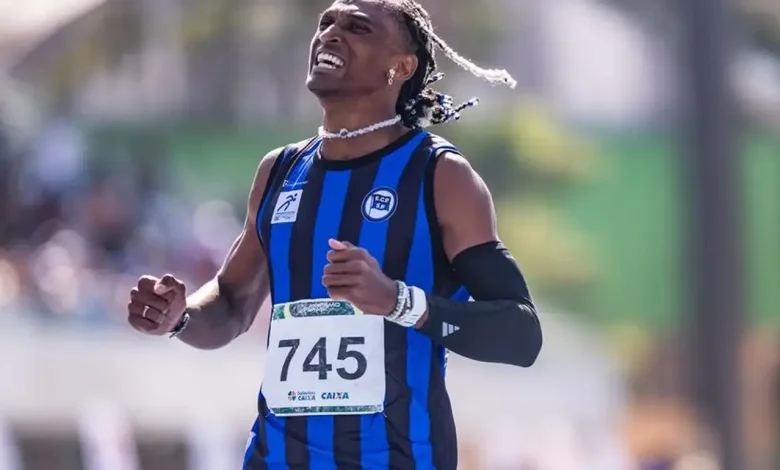 Alison dos Santos domina as pistas e conquista a melhor marca mundial de 2026 nos 400m com barreiras. Confira os detalhes dessa performance histórica.