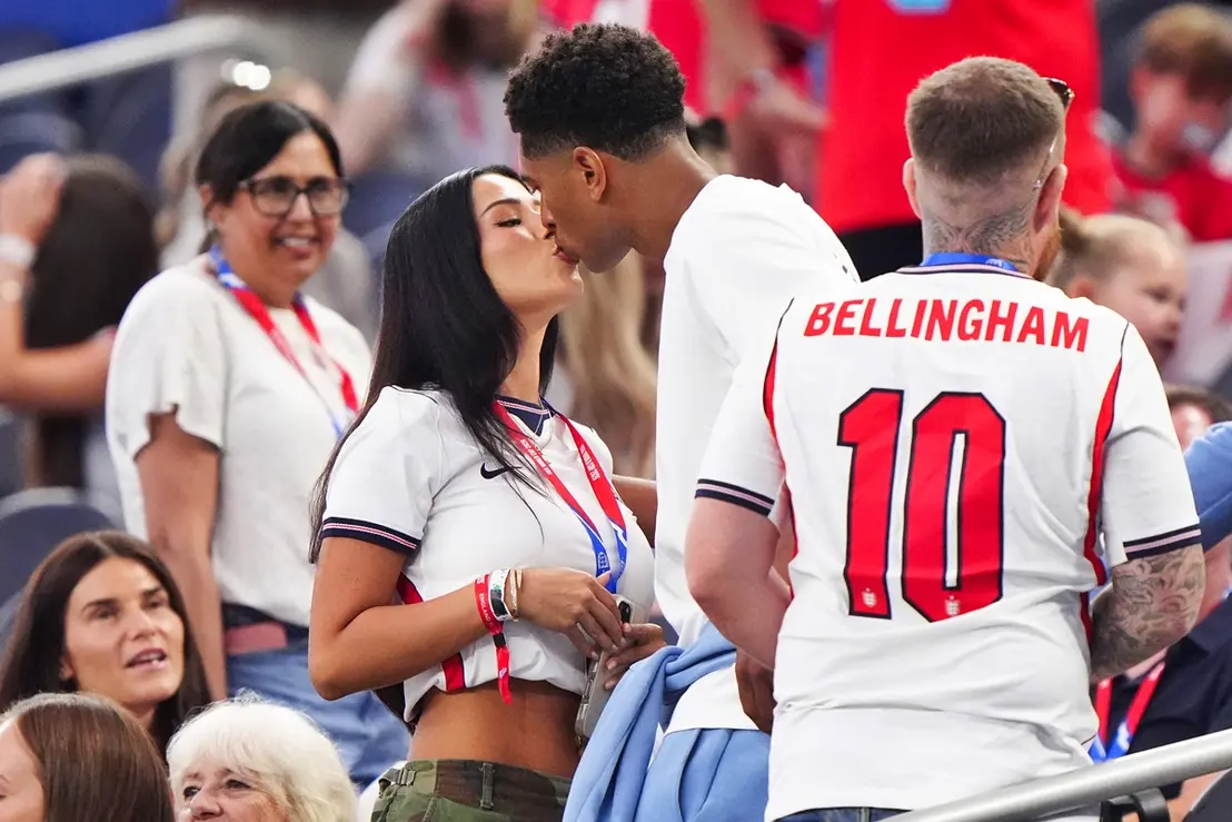 O craque Jude Bellingham vive um novo capítulo amoroso de forma discreta. Descubra os detalhes sobre a vida pessoal da estrela do futebol mundial.