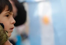 Analisamos como o sistema educacional argentino preserva o patriotismo nas escolas e por que o Brasil perdeu esse foco pedagógico nas últimas décadas.