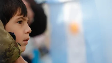 Analisamos como o sistema educacional argentino preserva o patriotismo nas escolas e por que o Brasil perdeu esse foco pedagógico nas últimas décadas.