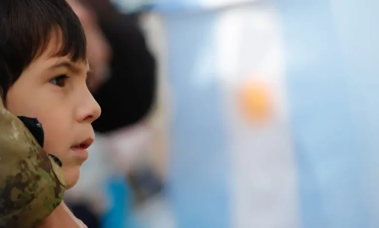Analisamos como o sistema educacional argentino preserva o patriotismo nas escolas e por que o Brasil perdeu esse foco pedagógico nas últimas décadas.