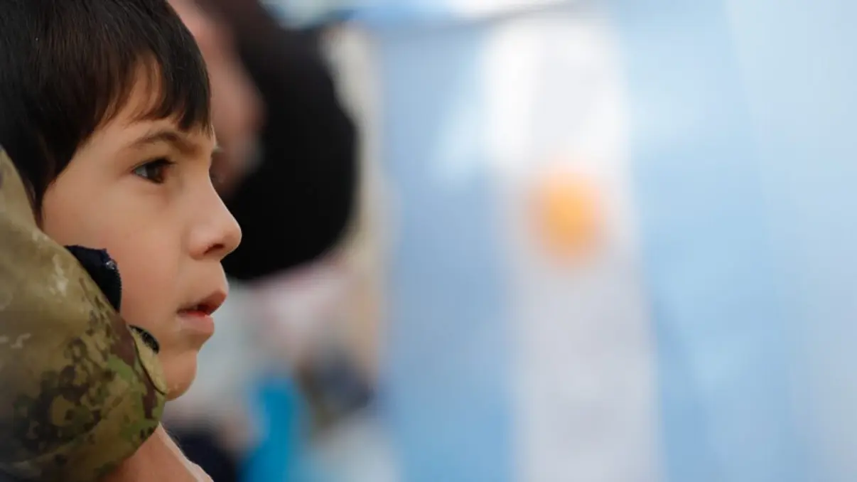 Analisamos como o sistema educacional argentino preserva o patriotismo nas escolas e por que o Brasil perdeu esse foco pedagógico nas últimas décadas.