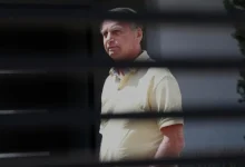 A restrição de visitas a Jair Bolsonaro levanta questões jurídicas e éticas. Entenda os argumentos sobre a proibição de encontros com Flávio Bolsonaro.