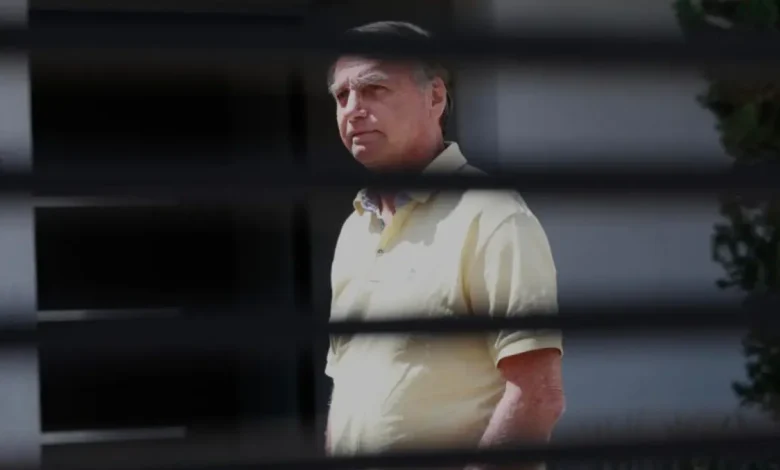A restrição de visitas a Jair Bolsonaro levanta questões jurídicas e éticas. Entenda os argumentos sobre a proibição de encontros com Flávio Bolsonaro.