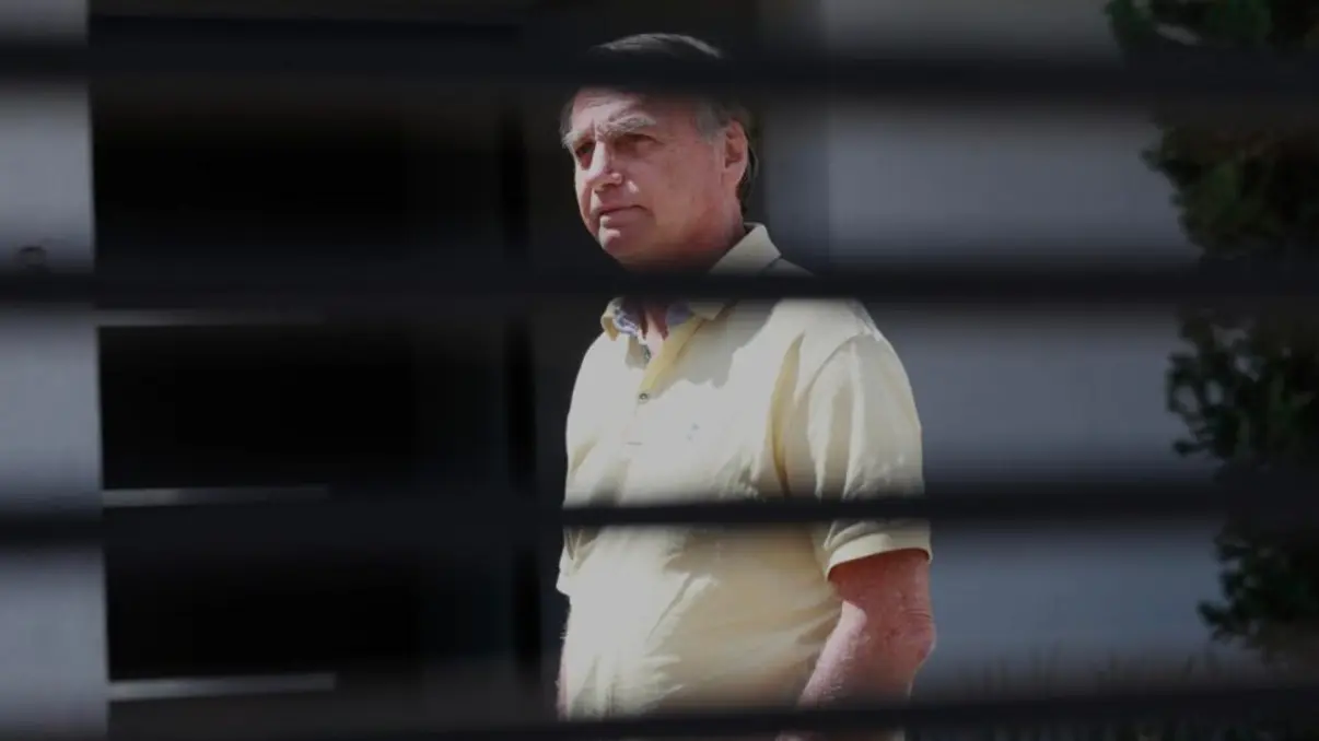 Debate sobre visitas a Jair Bolsonaro gera polêmica nacional 6 A restrição de visitas a Jair Bolsonaro levanta questões jurídicas e éticas. Entenda os argumentos sobre a proibição de encontros com Flávio Bolsonaro.