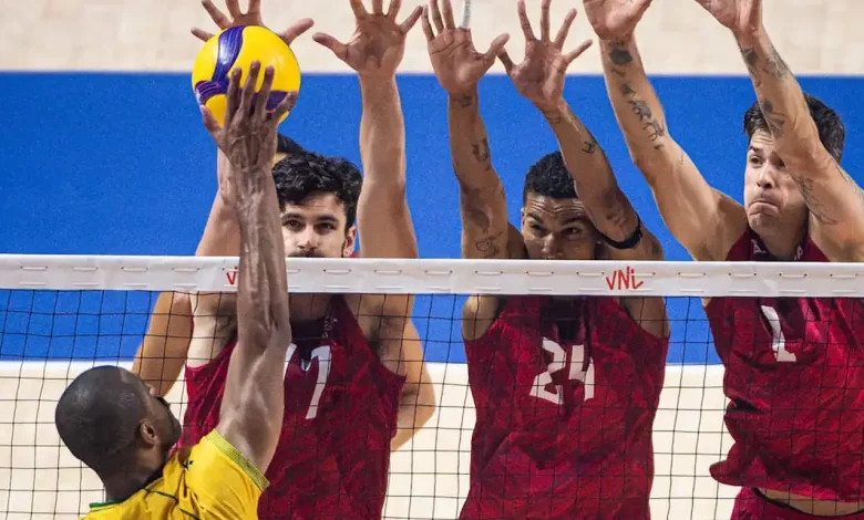A seleção brasileira de vôlei enfrenta novo revés contra os Estados Unidos e a situação na tabela da Liga das Nações se complica. Confira os detalhes.