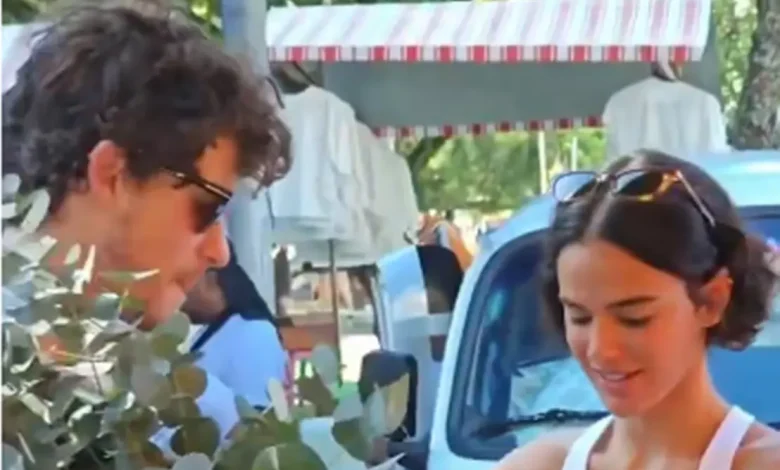 A atriz Bruna Marquezine e o cantor Shawn Mendes foram flagrados juntos em uma feira livre no Rio de Janeiro. Confira os detalhes desse encontro inesperado.