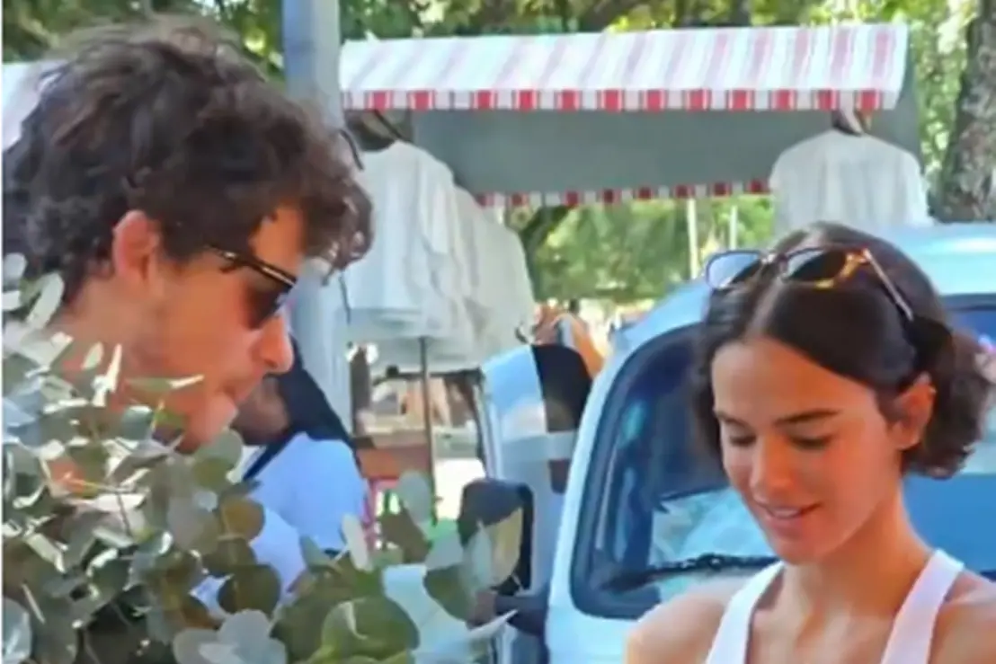 Bruna Marquezine e Shawn Mendes são vistos em feira no Rio 6 A atriz Bruna Marquezine e o cantor Shawn Mendes foram flagrados juntos em uma feira livre no Rio de Janeiro. Confira os detalhes desse encontro inesperado.