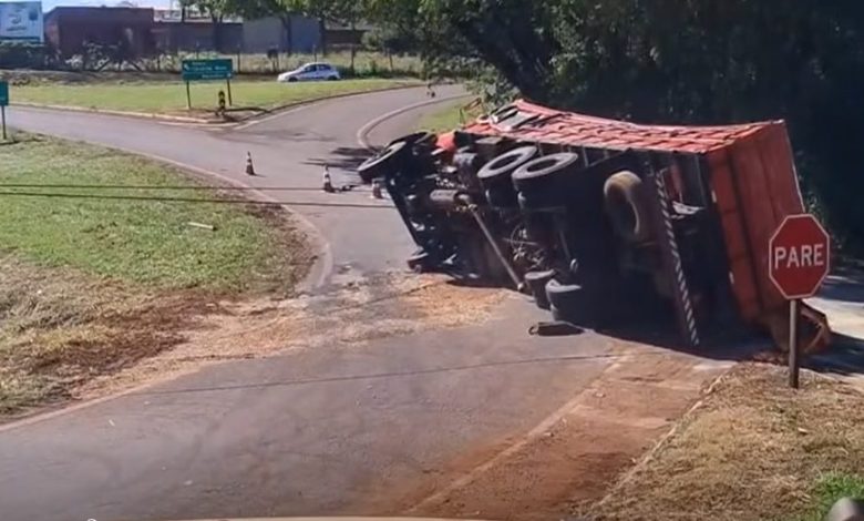 Caminhão Tombado em Cândido Mota é Removido da SP-266 1 caminhao tombado candido mota