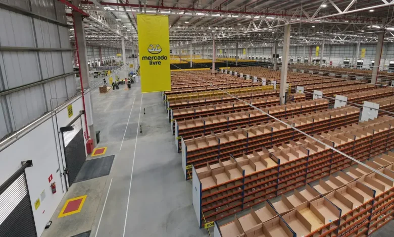 Gigantes como Mercado Livre e Shopee impulsionam o mercado imobiliário logístico, ocupando 9 das 10 maiores locações de galpões no 2º trimestre.