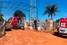 Um operário ficou gravemente ferido após sofrer uma descarga elétrica e cair de uma altura de 4 metros em uma obra na cidade de Assis. Confira os detalhes.
