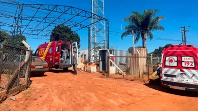 Operário cai de 4 metros após descarga elétrica em Assis 3 Um operário ficou gravemente ferido após sofrer uma descarga elétrica e cair de uma altura de 4 metros em uma obra na cidade de Assis. Confira os detalhes.