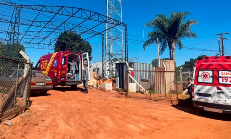 Um operário ficou gravemente ferido após sofrer uma descarga elétrica e cair de uma altura de 4 metros em uma obra na cidade de Assis. Confira os detalhes.