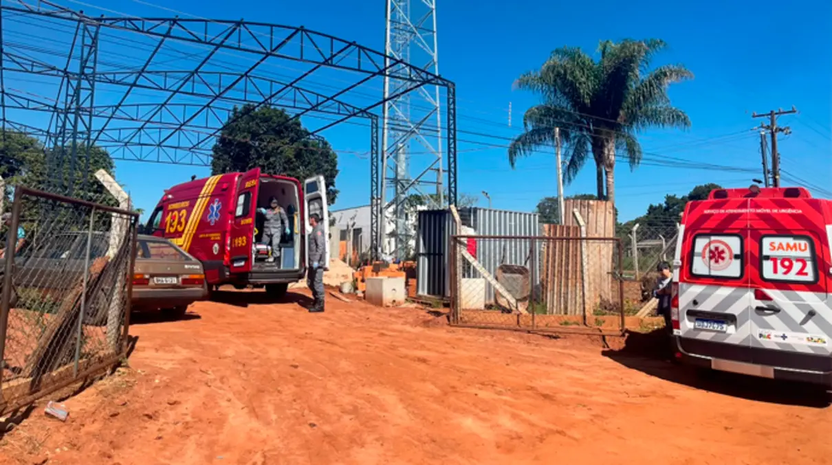 Operário cai de 4 metros após descarga elétrica em Assis 6 Um operário ficou gravemente ferido após sofrer uma descarga elétrica e cair de uma altura de 4 metros em uma obra na cidade de Assis. Confira os detalhes.